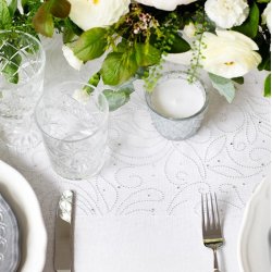 Bordlber - Hvid organza  med perleprint - 48 cm x 9 meter