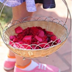 Kunstige blomster, rosenblade, fjer og perler